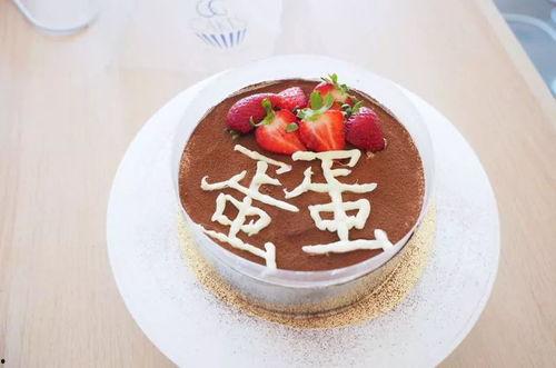 娱乐吃瓜酱哥哥切蛋糕,甜蜜瞬间引网友热议